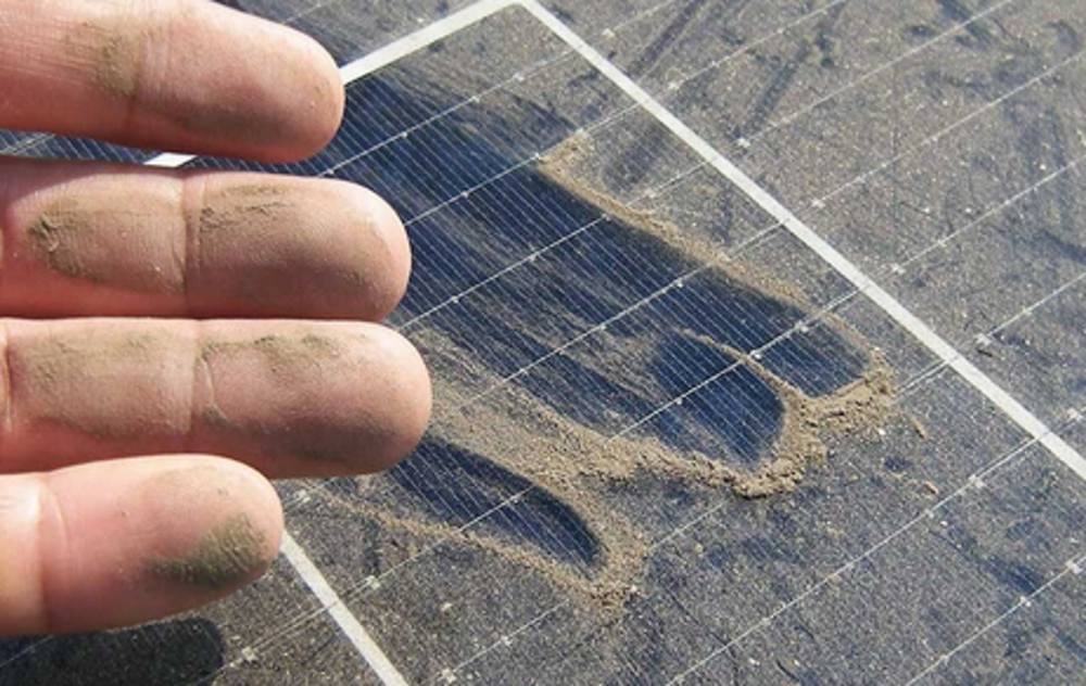 Debel sloj prahu na panelu lahko zmanjša njegovo učinkovitost za več kot 20 %. Redno čiščenje sončnih panelov odstrani takšne obloge in zagotavlja maksimalen izkoristek.