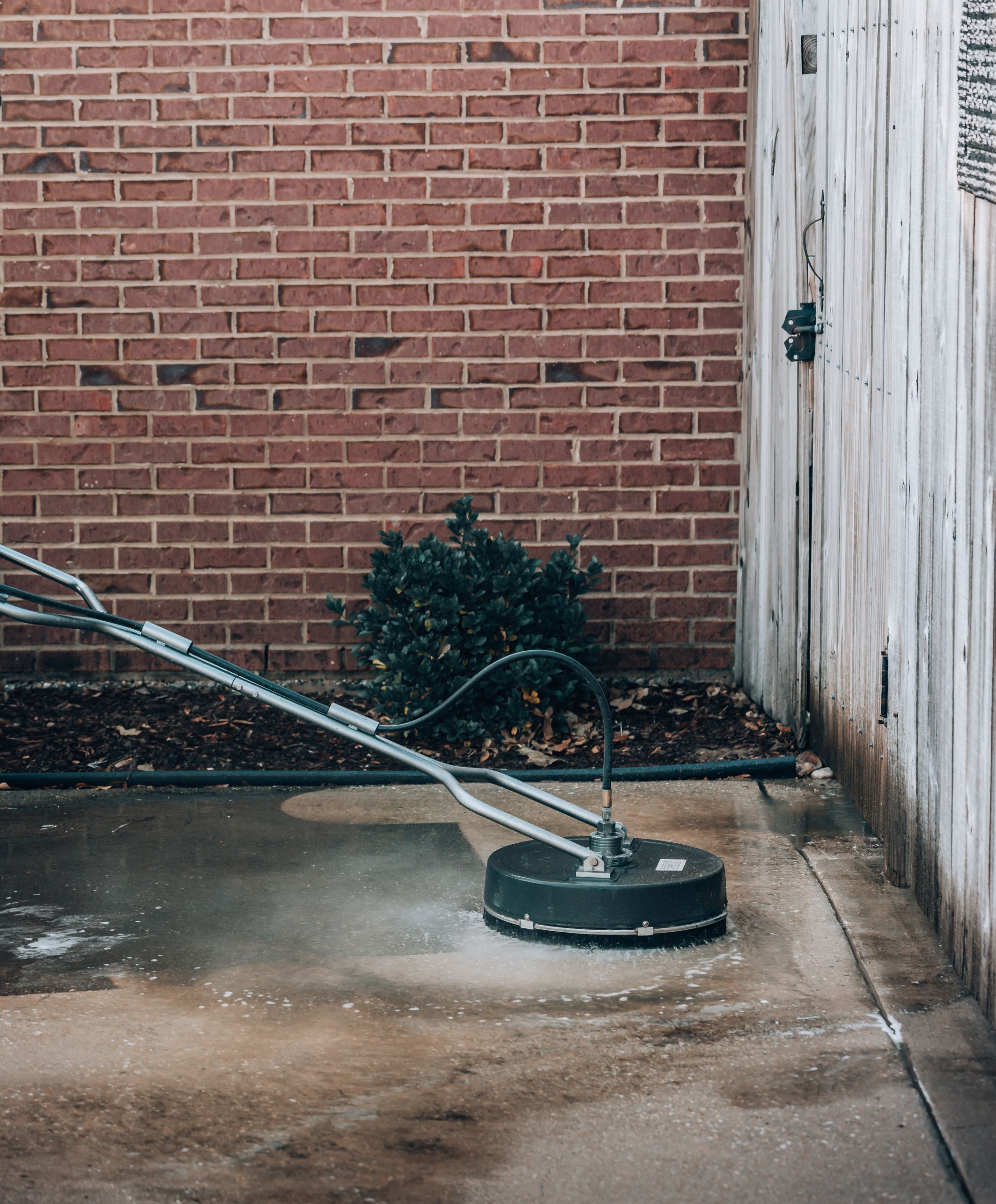 Umazan tlakovani dovoz pred čiščenjem in isti dovoz po profesionalnem čiščenju, ki spet izgleda kot nov.