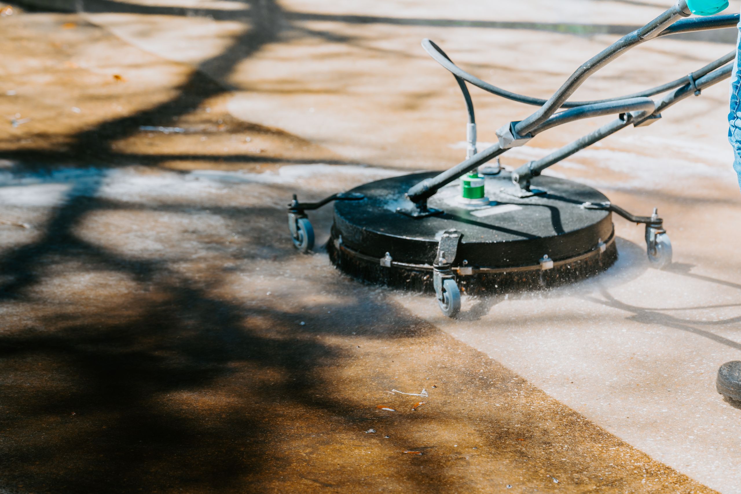 Nizkotlačno čiščenje odstranjuje zelene alge in mah s tlakovcev, kar jim povrne prvoten videz in varnost.